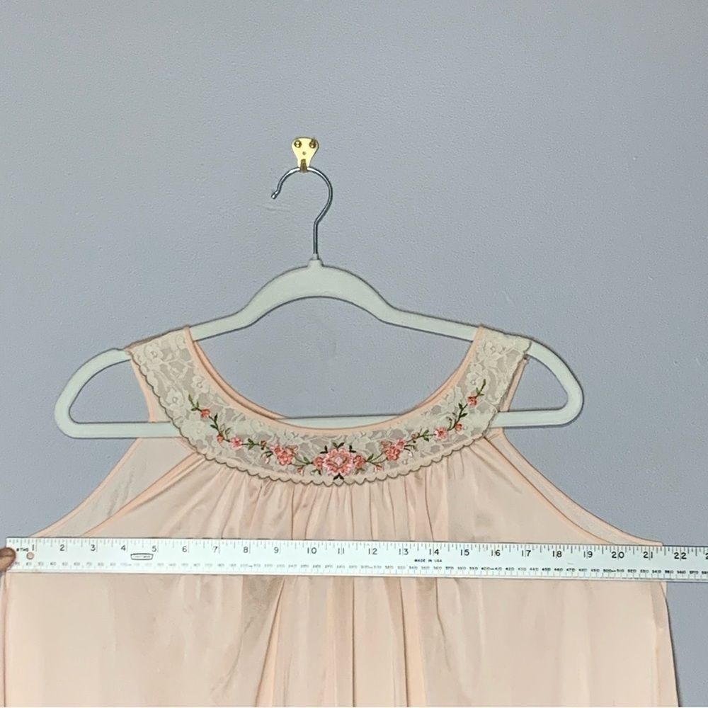 VTG Lorraine light peach sleeveless long nightgown lace neckline. Size M - Picture 5 of 7